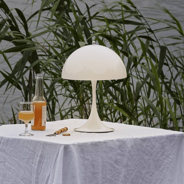 Louis Poulsen Akumulátorová lampa Panthella PORTABLE 250 bílá IP44, stmívatelný, Bílá / opál, Obývací pokoj / jídelna, Plast, Moderní