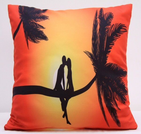 Oranžový povlak na polštáře s romantickým motivem dvou lidí na palmě