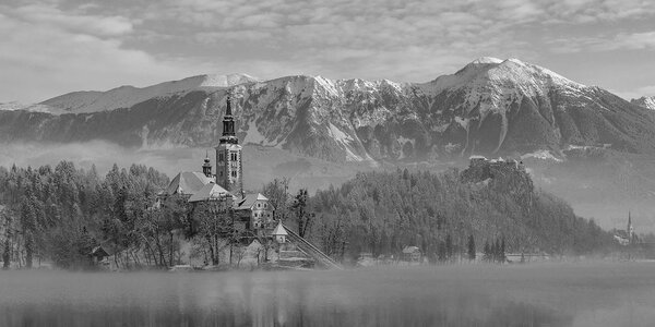 Obraz kostel u jezera Bled ve Slovinsku v černobílém provedení
