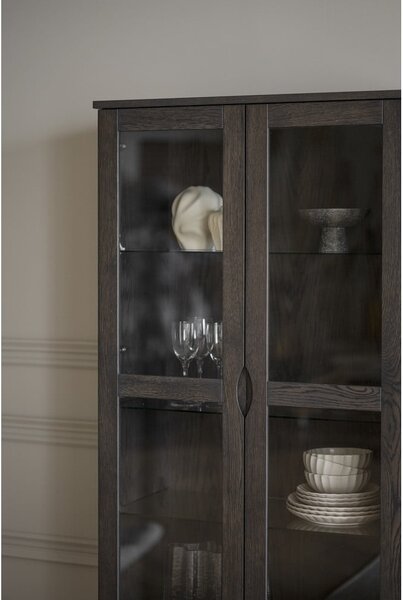 Hnědá vitrína v dekoru dubu 82x185 cm Filippa – Rowico