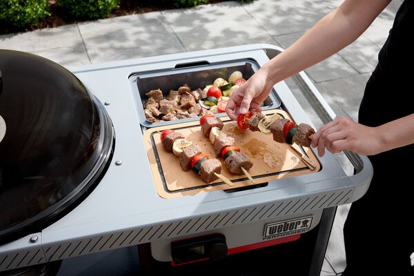 Weber Gril na dřevěné uhlí Performer Premium Smart 57 cm