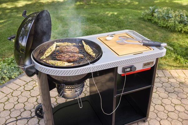 Weber Gril na dřevěné uhlí Performer Premium Smart 57 cm