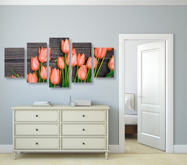 5-dílný obraz okouzlující oranžové tulipány na dřevěném podkladu