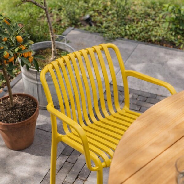 Hořčicově žlutá plastová zahradní židle Kave Home Isabellini