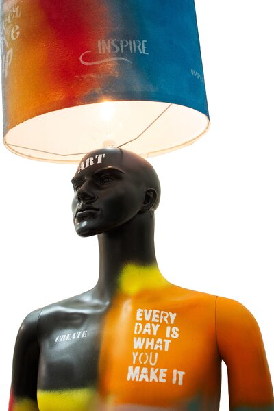 Designová stojací lampa Inspire – umění, které svítí