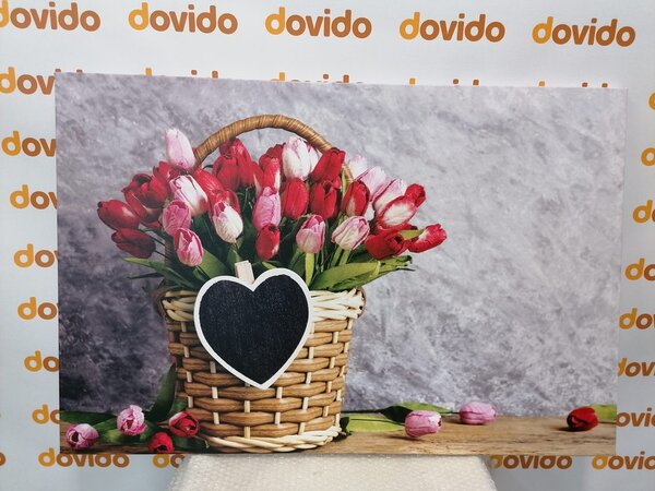 Obraz červené tulipány v dřevěném košíku