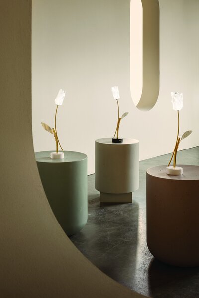 SLAMP TULT000PRS000BDBLBEU Tulip battery, stolní designová lampička na baterii s černým podstavcem, 1,3W LED 2700K, výška 38cm