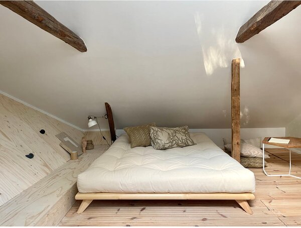 Dvoulůžková postel z borovicového dřeva s roštem 180x200 cm Senza – Karup Design