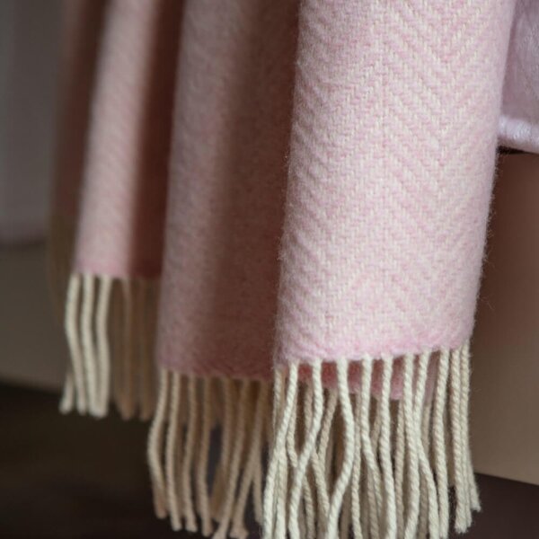 Deka Merino vlna / kašmír Baby Pink Herringbone 180 x 136 cm John Hanly