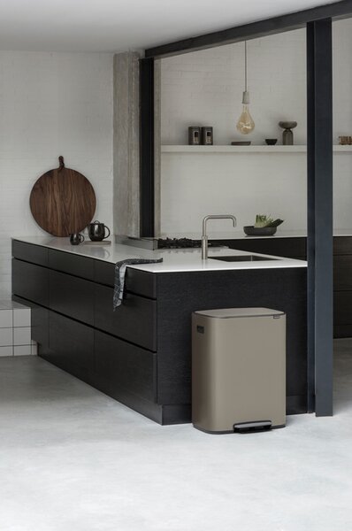 Brabantia odpadkový pedálový koš Bo 60L, platinová