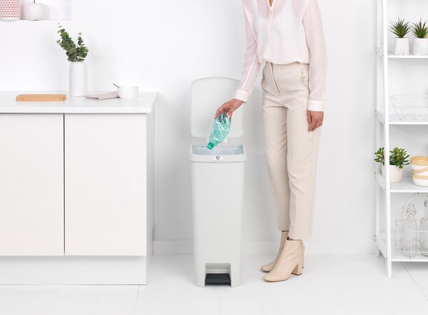 Brabantia plastový odpadkový pedálový koš StepUp - 40 L, světlešedá