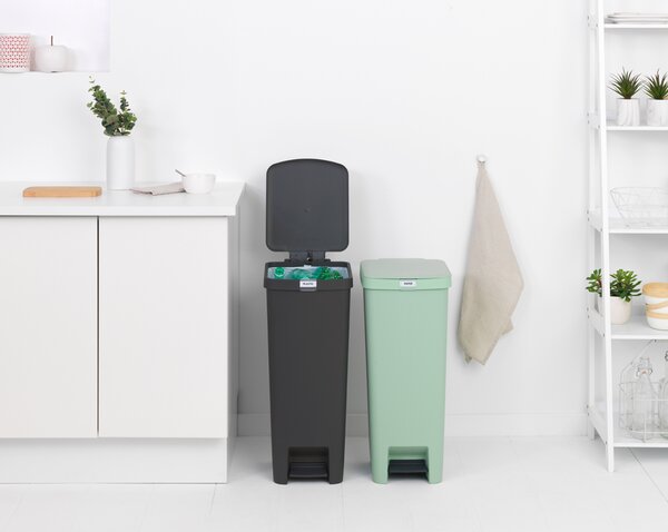 Brabantia plastový odpadkový pedálový koš StepUp - 40 L, nefritově zelená