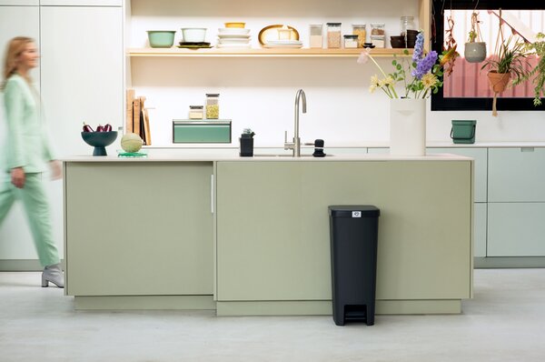 Brabantia plastový odpadkový pedálový koš StepUp - 40 L, tmavěšedá