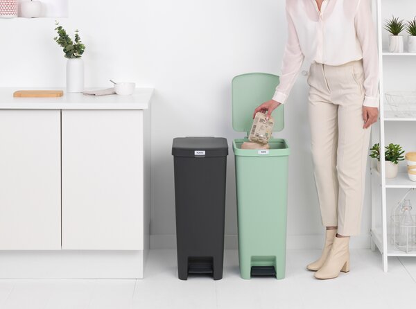 Brabantia plastový odpadkový pedálový koš StepUp - 40 L, tmavěšedá