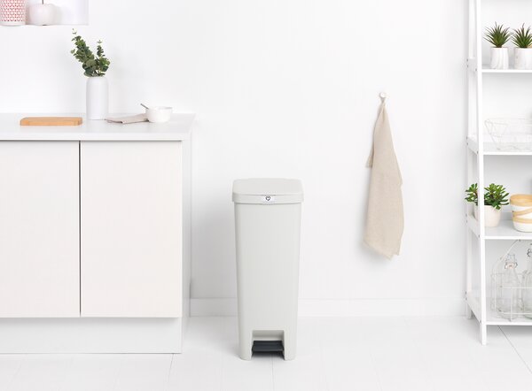 Brabantia plastový odpadkový pedálový koš StepUp - 40 L, světlešedá