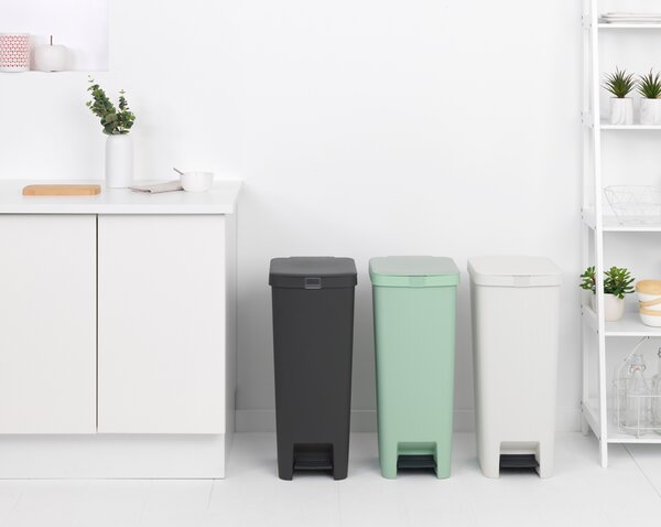 Brabantia plastový odpadkový pedálový koš StepUp - 40 L, nefritově zelená