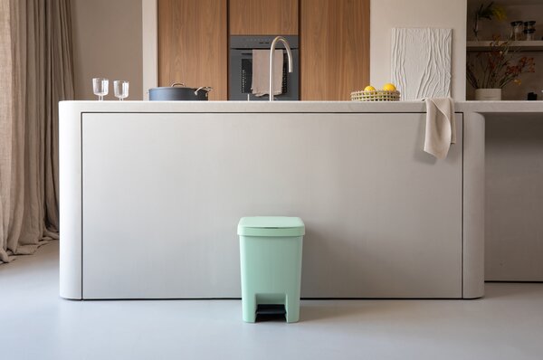 Brabantia plastový odpadkový pedálový koš StepUp - 25 L, nefritově zelená
