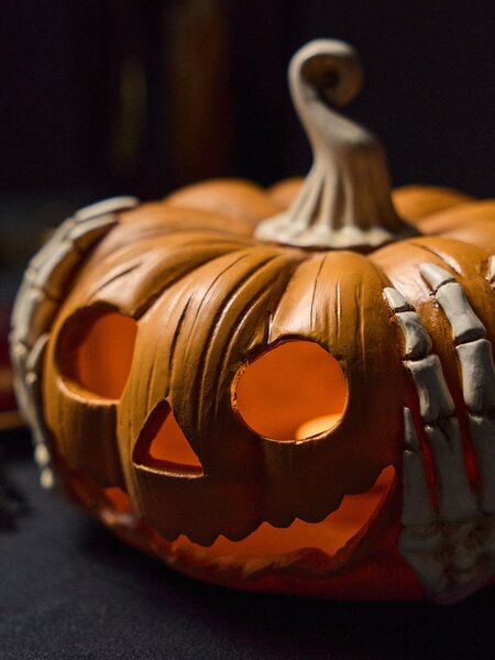 Sinsay - Halloweenský svícen na LED svíčky ve tvaru dýně s kostlivými rukama - oranžová