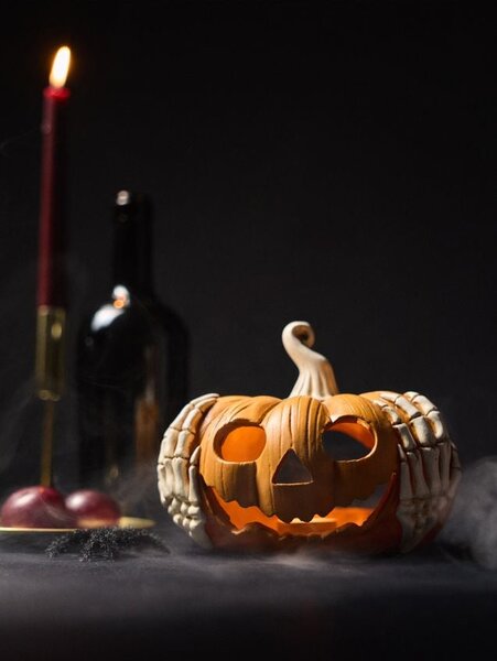 Sinsay - Halloweenský svícen na LED svíčky ve tvaru dýně s kostlivými rukama - oranžová