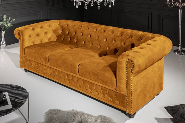 Pohovka CHESTERFIELD 3M 205 CM tmavě žlutá samet Nábytek | Obývací pokoj | Sedací soupravy a pohovky | Pohovky | Pevné