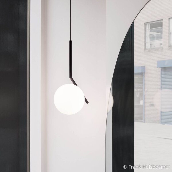 FLOS IC S2 Designové závěsné světlo, černé Ø 30 cm, stmívatelný, Černá, Obývací pokoj / jídelna, Sklo, Design, Koule