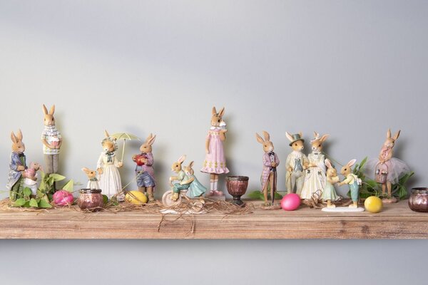 Dekorace králík ve světlém svetříku s dortíkem - 7*7*28 cm