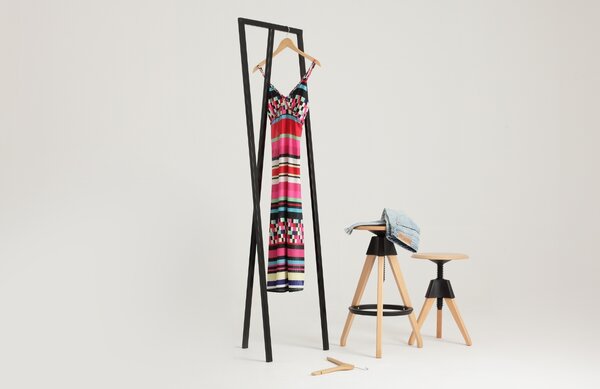 Nordic Design Černý kovový stojací věšák Yako 173 x 50 cm