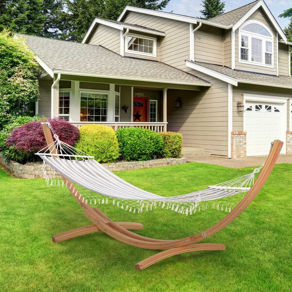 Pohodlná závěsná houpací síť Outsunny 200x100 cm se dřevěnými tyčemi, nosnost 120 kg, na terasu, balkon nebo kempování, šedá a krémová | Aosom