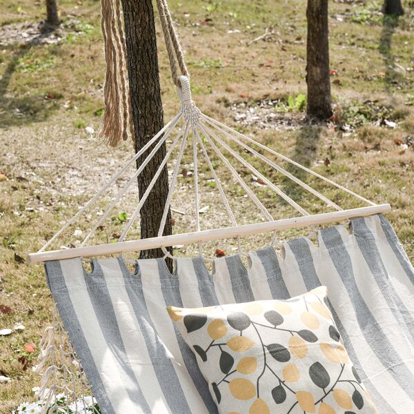 Pohodlná závěsná houpací síť Outsunny 200x100 cm se dřevěnými tyčemi, nosnost 120 kg, na terasu, balkon nebo kempování, šedá a krémová | Aosom