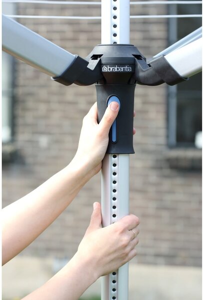 Venkovní sušák na prádlo ve stříbrné barvě 50 m Lift-o-Matic Advance – Brabantia