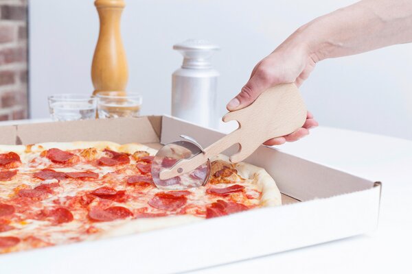 KRÁJEČ NA PIZZU Kikkerland - Kuchyňské pomůcky