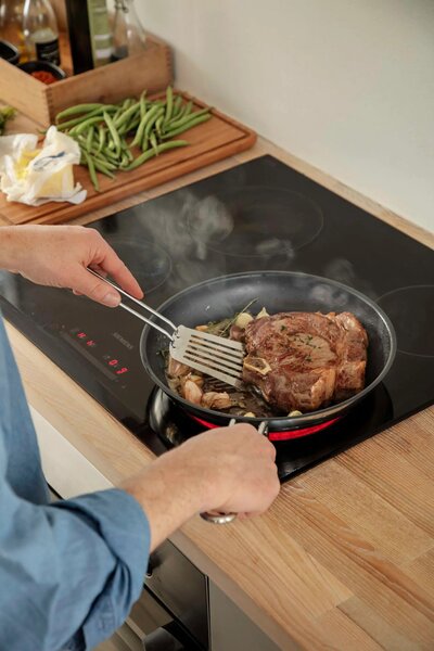 Eva Trio Laser Titanium Nerezová pánev 24 cm, integrovaný povrch Slip-Let, bez PFAS, na indukci, do trouby do 300 °C, Eva Solo