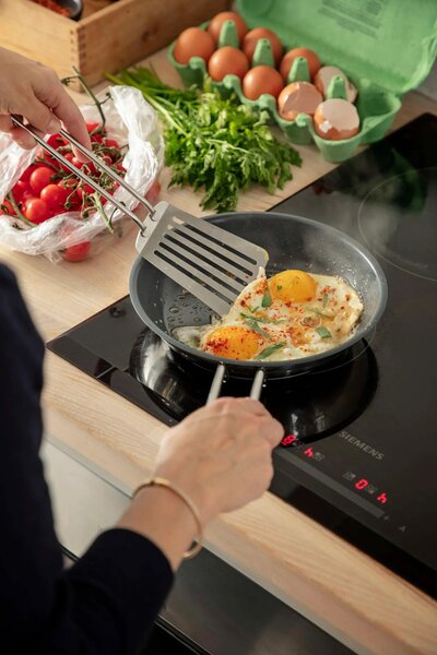 Eva Trio Laser Titanium Nerezová pánev 20 cm, laserem vázaný titanový povrch, bez PFAS, na indukci, pro kovové náčiní, Eva Solo