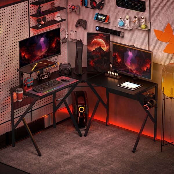 HOMCOM Herní stůl do tvaru L s rohovým designem 125 x 125 cm s povrchem z uhlíkových vláken, policí na monitor, držákem na hrníček a háčkem na sluchát