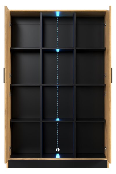 Vysoká skříň Flieks s LED osvětlením, dveřmi, policemi a zásuvkami, rozměry 95x35x160 cm. Kuchyňské skříňky vhodné do kanceláře, obývacího pokoje nebo chodby. Barva: černá a buk