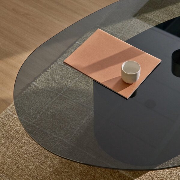 Kave Home Černý skleněný konferenční stolek Olir 140 x 81 cm