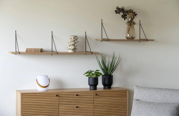 Nordic Living Bílá plastová stolní LED lampa s bluetooth reproduktorem Carin