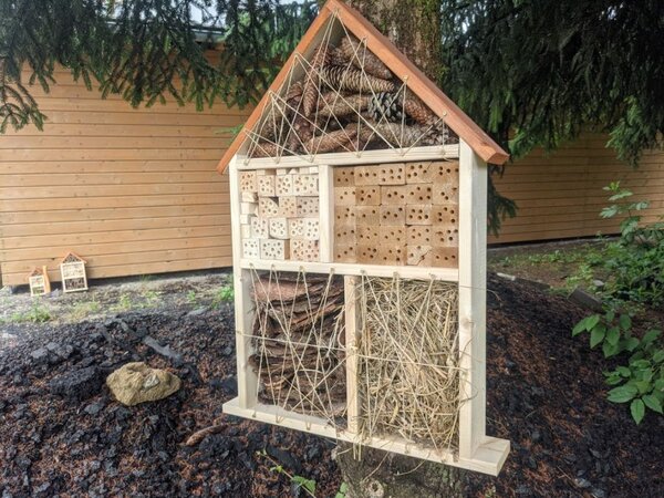 Hmyzí hotel pro včely a berušky 47×76 cm, česká výroba