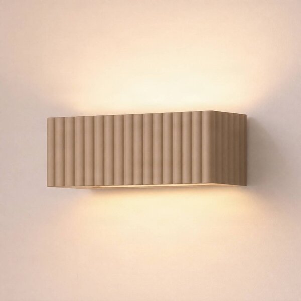 SOLLUX LIGHTING Nástěnné světlo Rigata, taupe, keramika, délka 34 cm, směřující, stmívatelný, Hnědá / rez, Chodba, Keramika, Moderní