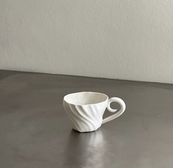 Atelier Marée Porcelánový hrnek s ouškem Shell ATM111