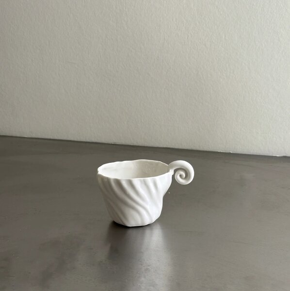 Atelier Marée Porcelánový hrnek s ouškem Spira ATM112