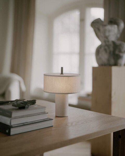 New Works Přenosná stolní lampa Margin, beige canvas 21360
