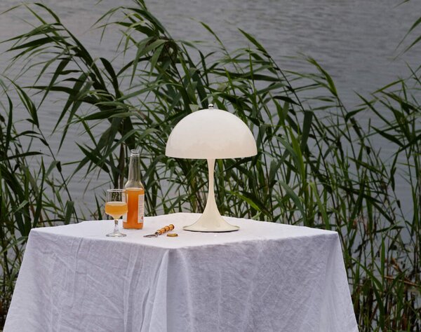 Louis Poulsen Přenosná lampa Panthella 250, opal white 5744172943