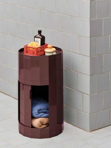 HAY Úložný stolek Facet Cabinet 101, burgundy