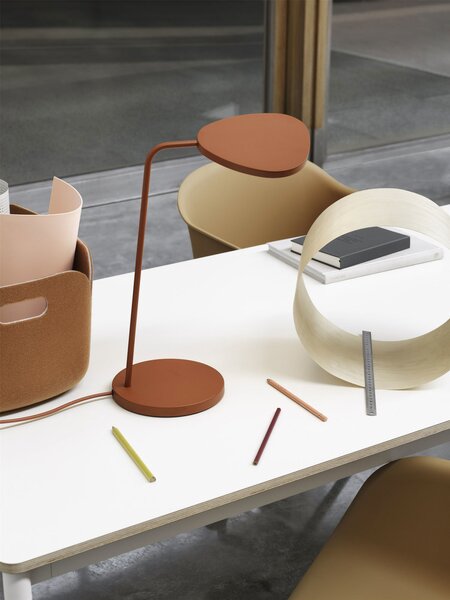 Muuto Stolní lampa Leaf, copper brown LEATBL03