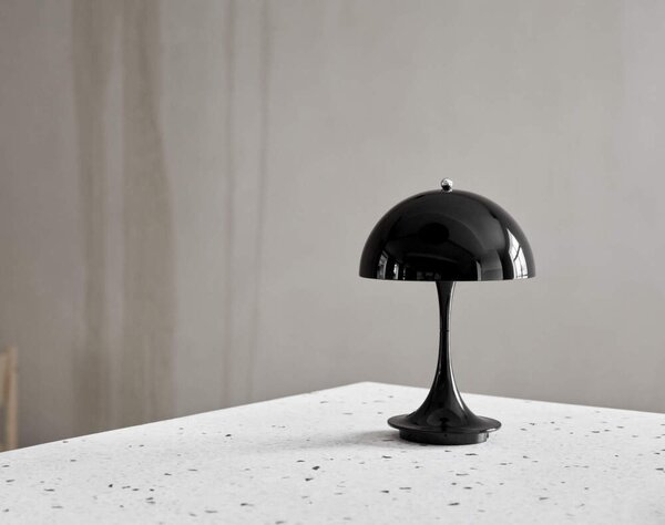 Louis Poulsen Přenosná lampa Panthella 160 V3, opaque black 5744171494