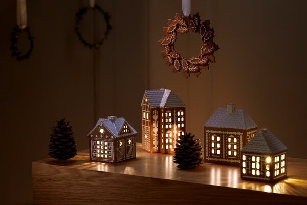 Porcelánový svícen Gingerbread Lighthouse 11,5 cm