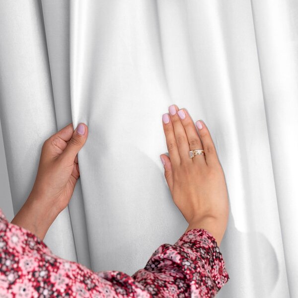 Bílý sametový dimout závěs 140x245 cm Pleat – Restilo