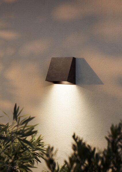 Il Fanale 298.02.OS Mask, hranaté nástěnné svítidlo z mosazi pro nepřímé osvětlení, LED 6W 3000K, délka 12,6cm, IP65