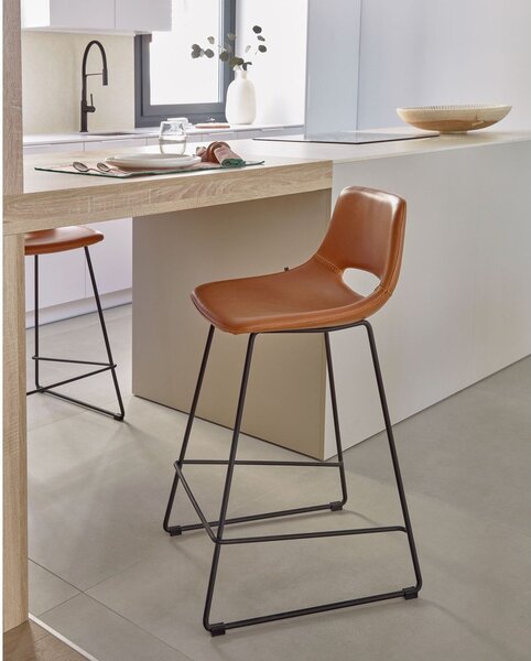 Koňakově hnědá barová židle z imitace kůže (výška sedáku 65 cm) Zahara – Kave Home